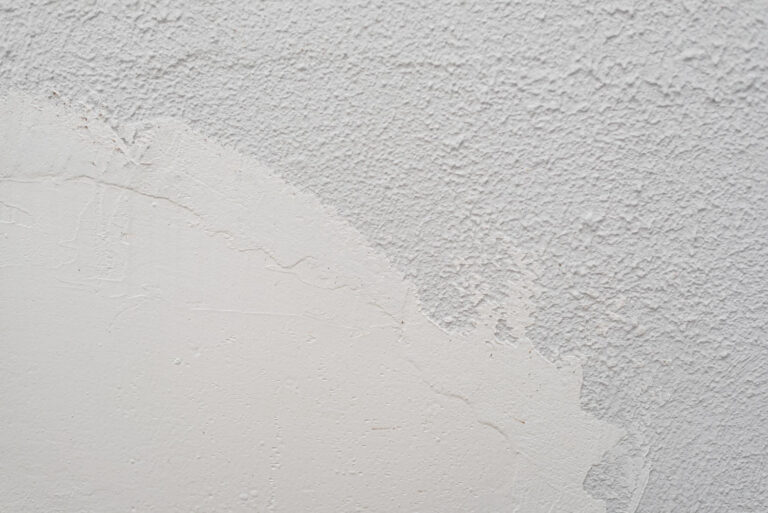 Repeindre un crépi : le processus étape par étape pour un rendu durable